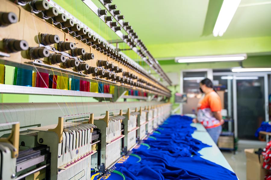 conduite de machine de fabrication de produits textiles